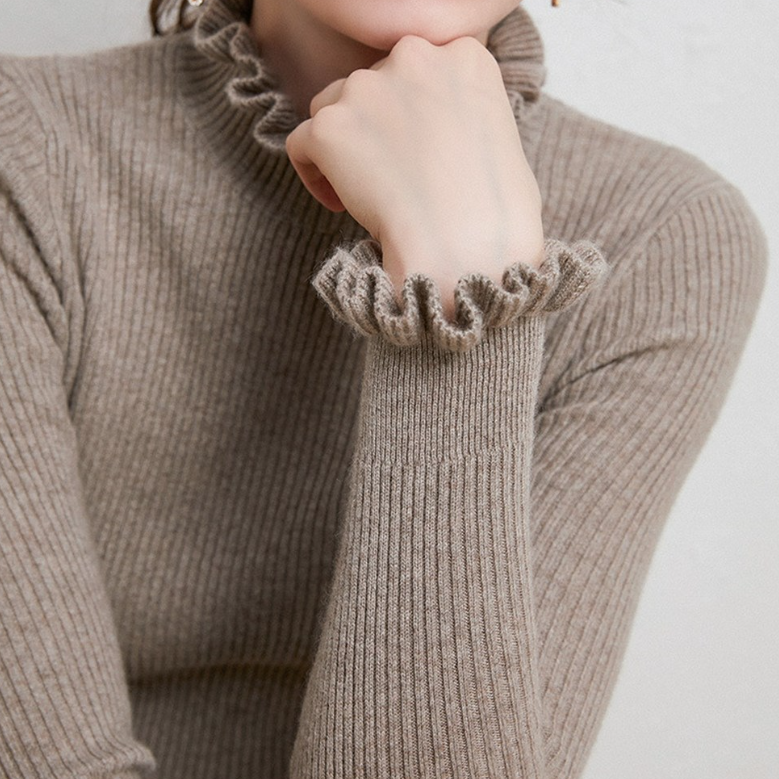 ModeGeist | Rollkragenpullover mit femininen Rüschendetails