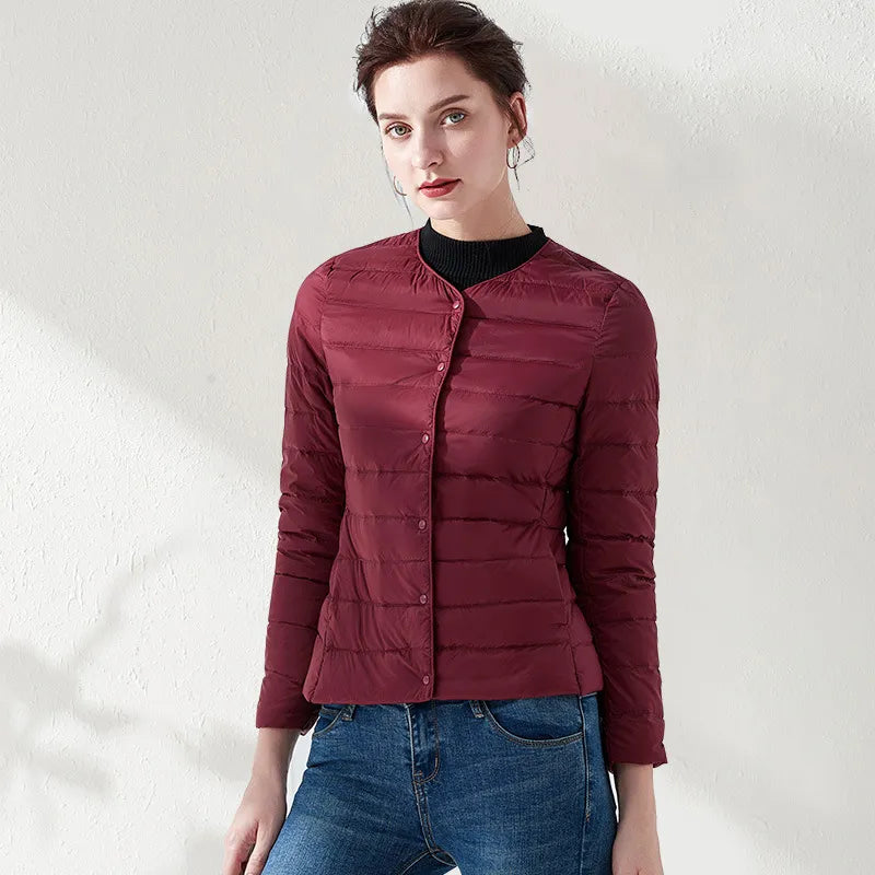 ModeGeist | Leichte, kragenlose und figurbetonende Damen-Daunenjacke