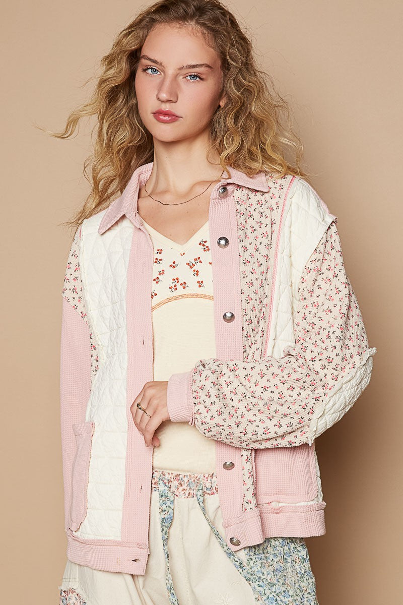 ModeGeist | Gepolsterte Button-Down-Jacke mit sichtbaren Nähten und Blumenmuster