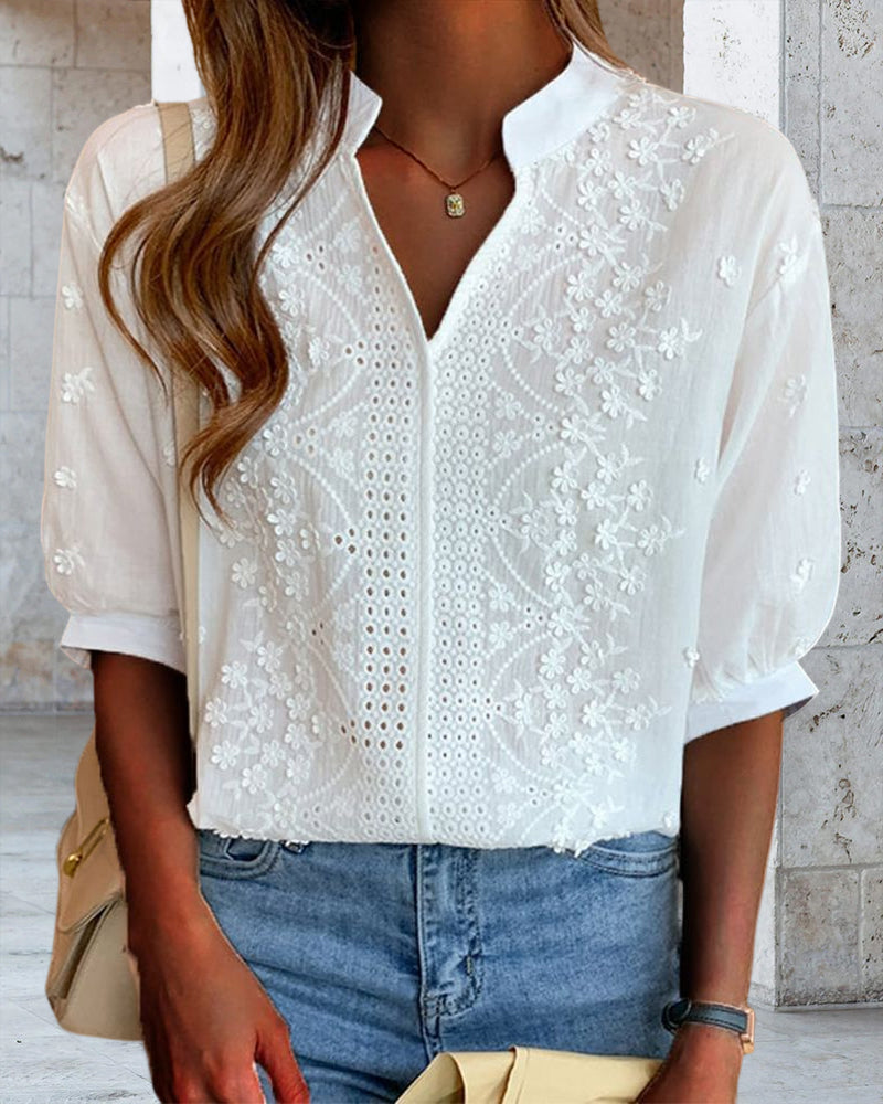 ModeGeist | Bestickte V-Ausschnitt Bluse