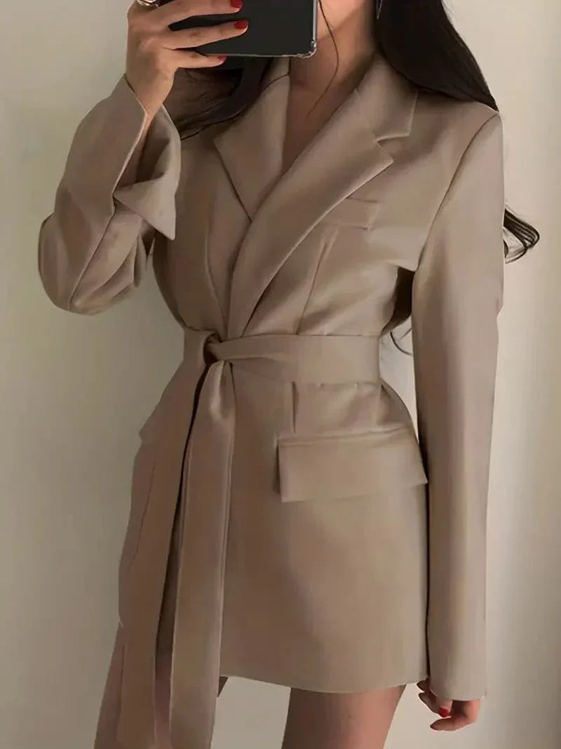 ModeGeist | Blazer Kleid - Taillierte Passform - Reverskragen - Bindegürtel - Mini Länge