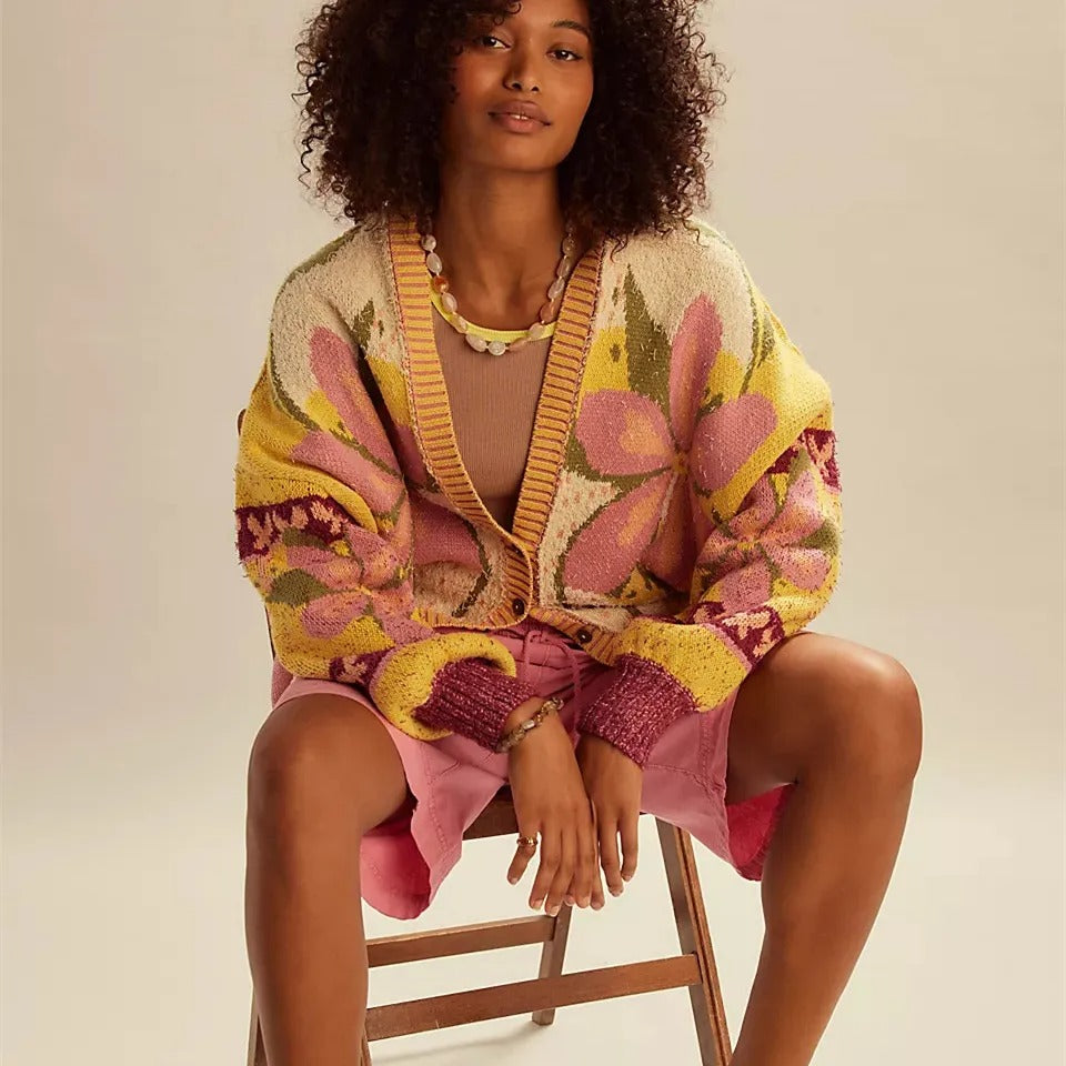 ModeGeist | florale Strickjacke mit weitem Schnitt und langen Ärmeln - ModeGeist
