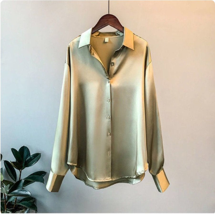 ModeGeist | Satin Übergröße Bluse mit Knopfverschluss