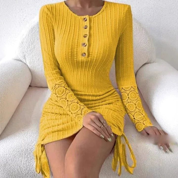 Gestricktes ANTJE-Kleid mit Knöpfen und gerippter Struktur