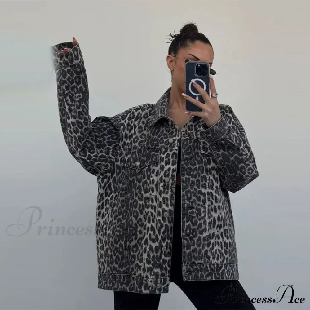 ModeGeist | Passform Jeansjacke mit Leopardenstickerei