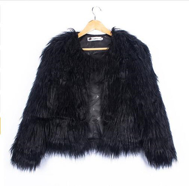 Damen Flauschige Kunstfelljacke mit voluminösem Schnitt und elegantem Kragen ModeGeist