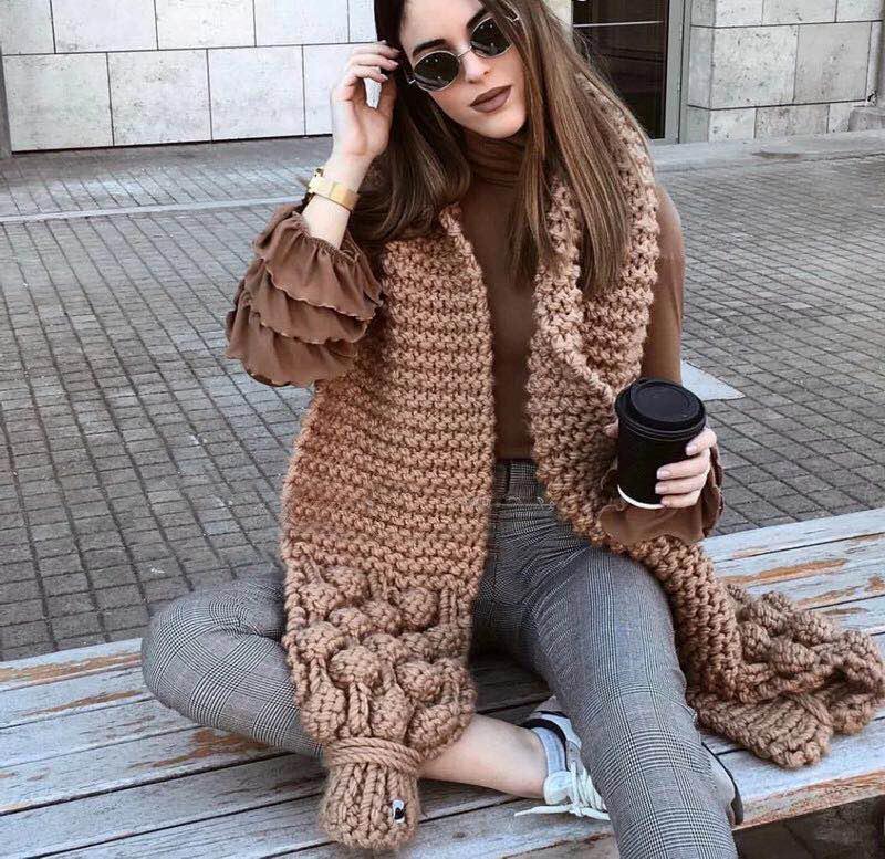Damen Kuscheliger, handgefertigter Strickschal mit modischem Zopfmuster und extra weitem Design ModeGeist