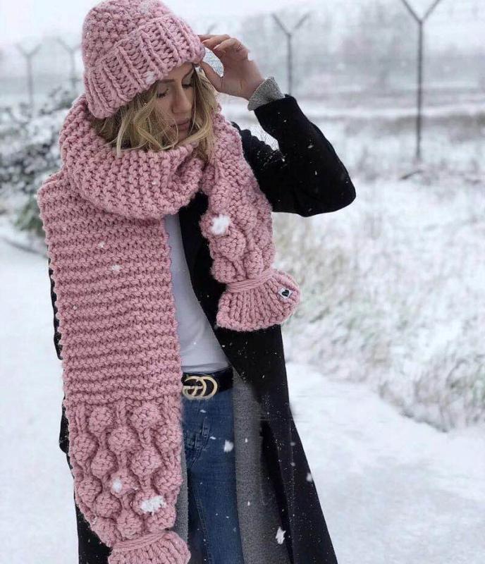 Damen Kuscheliger, handgefertigter Strickschal mit modischem Zopfmuster und extra weitem Design ModeGeist