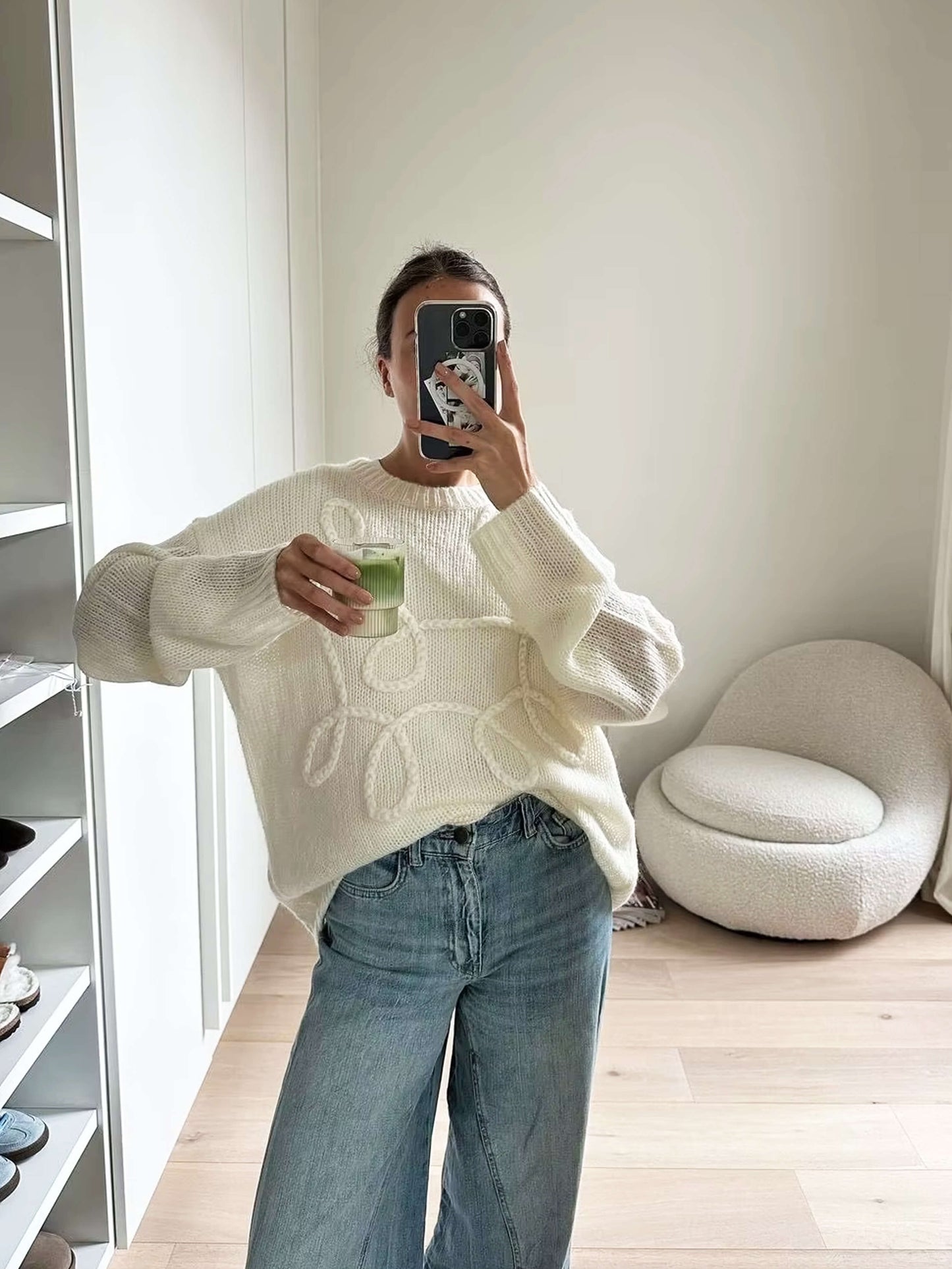 ModeGeist | übergroßer Pullover mit eleganten Stickerei-Details