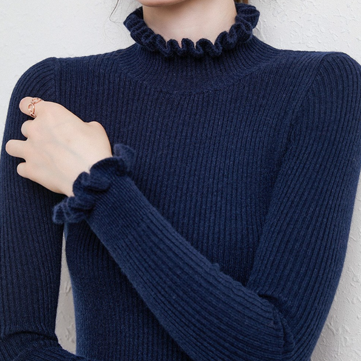 ModeGeist | Rollkragen-Strickpullover mit zarten Rüschendetails