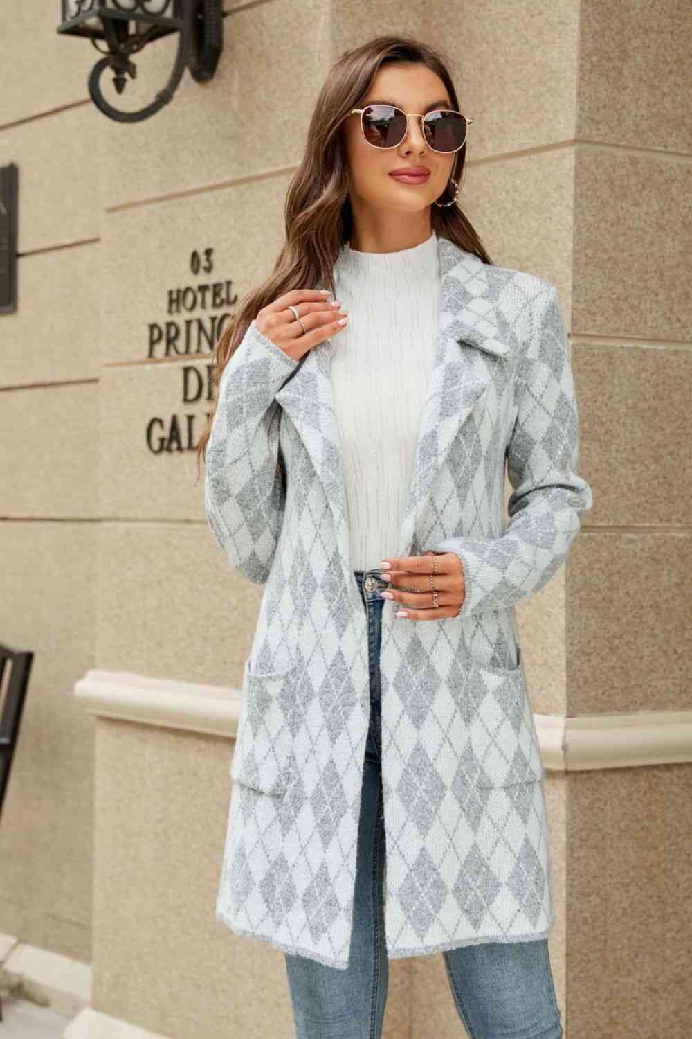 Lusir Strickjacke: Gedruckte Jacke mit offenem Kragen und Taschen