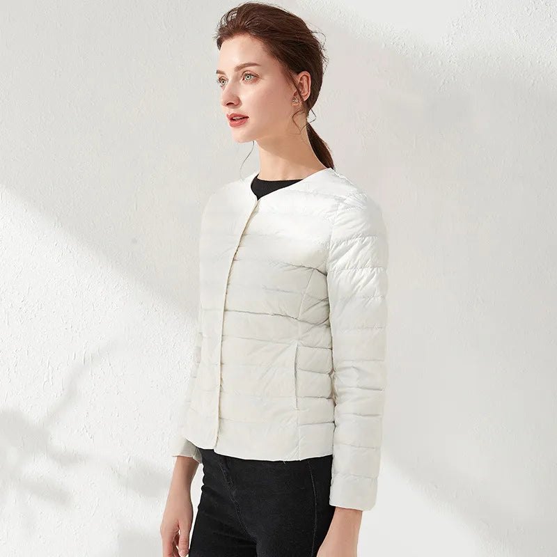 ModeGeist | Leichte, kragenlose und figurbetonende Damen-Daunenjacke