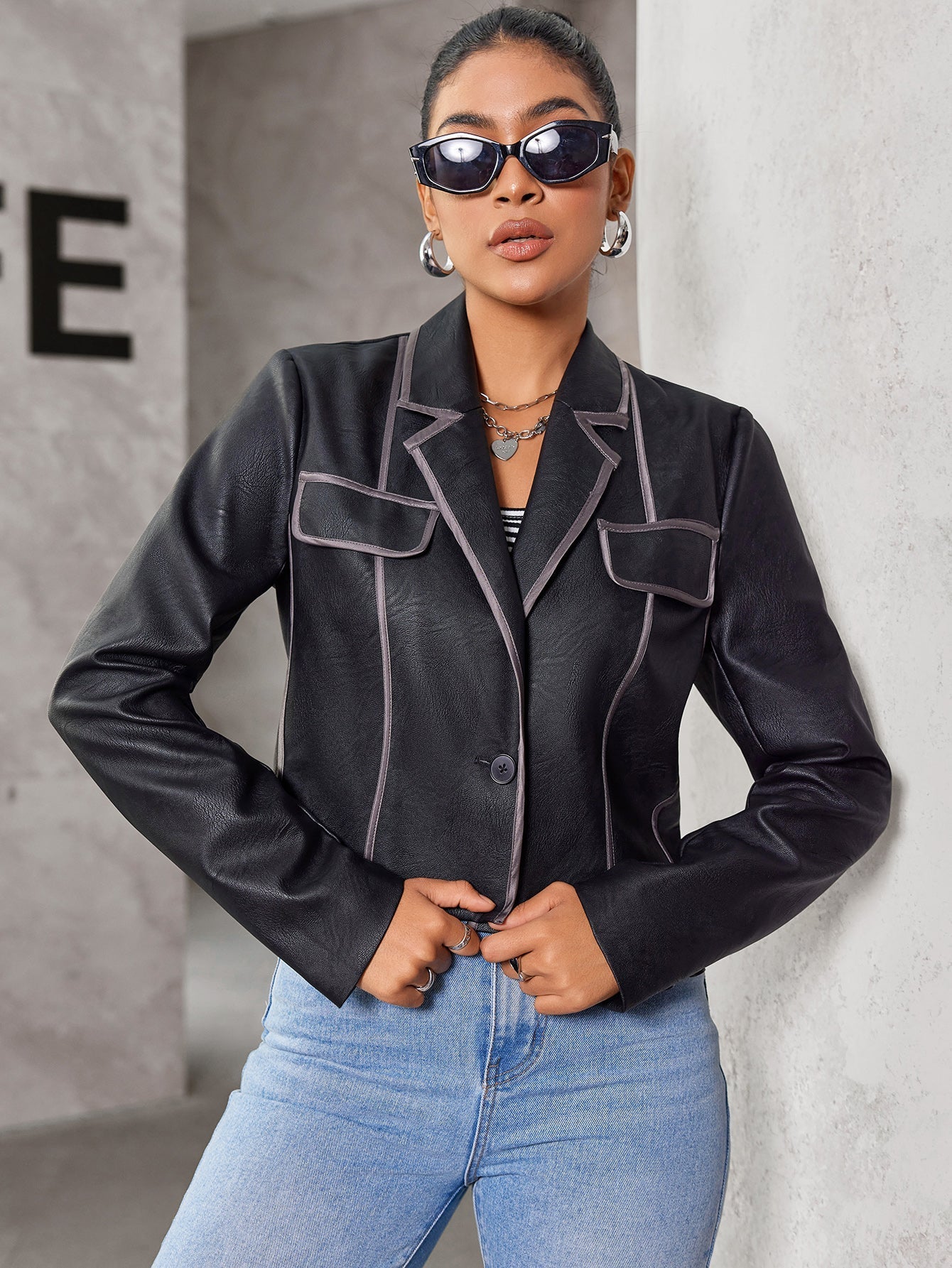 Kurze Lederjacke im Y2K-Style von Elina