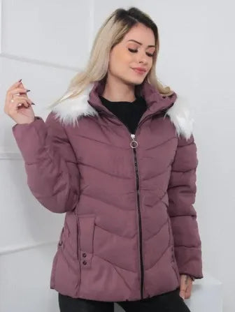 Steppjacke von Leynira mit grüner Farbe und Fellkapuze