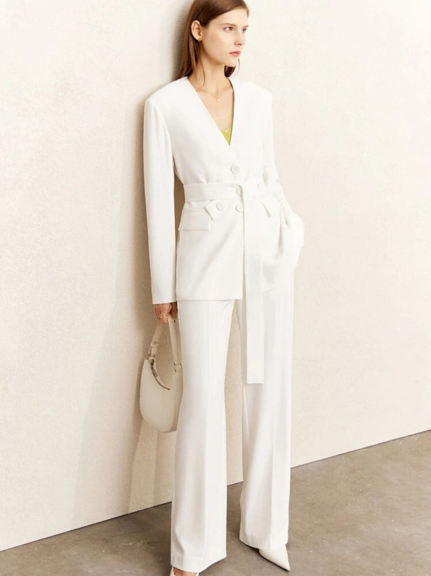 Blazer und Hose im Minimalist-Design mit V-Ausschnitt