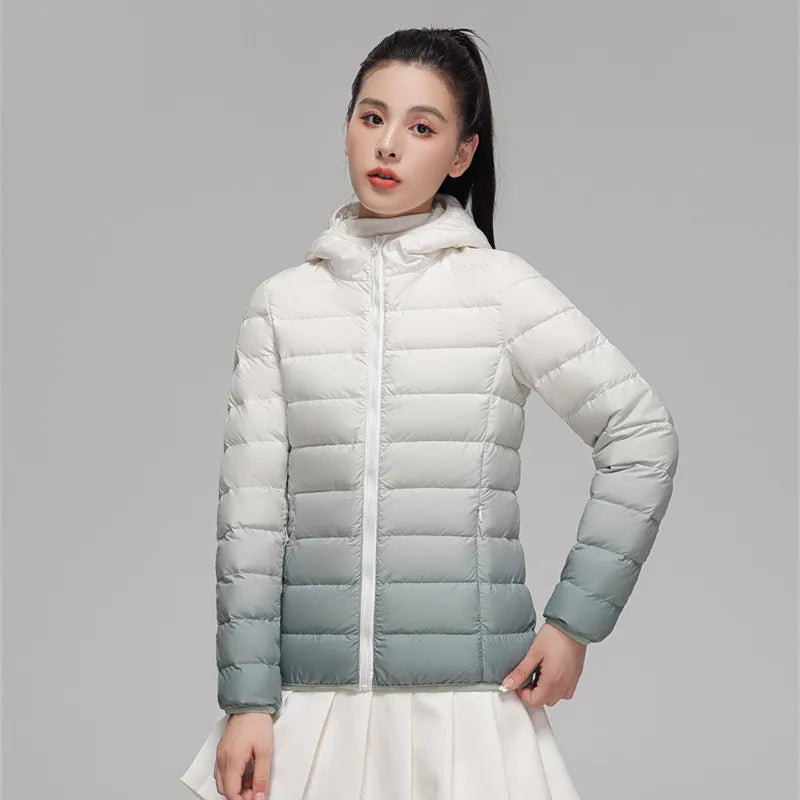 ModeGeist | Leichte Daunenjacke mit farbverlaufender Kapuze