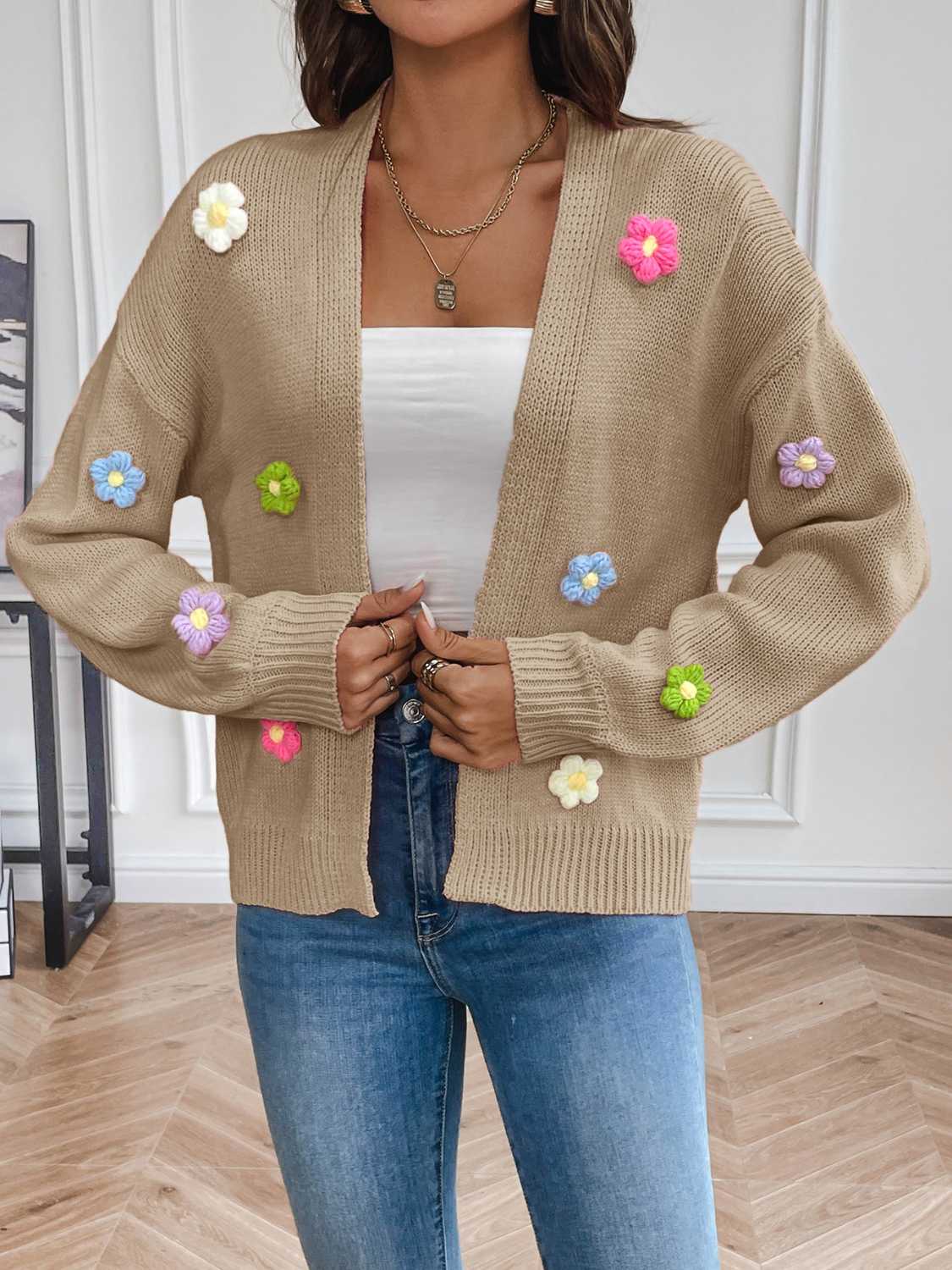 ModeGeist | Strickcardigan mit Blütendetails Offene Vorderseite Feminin und Stylisch