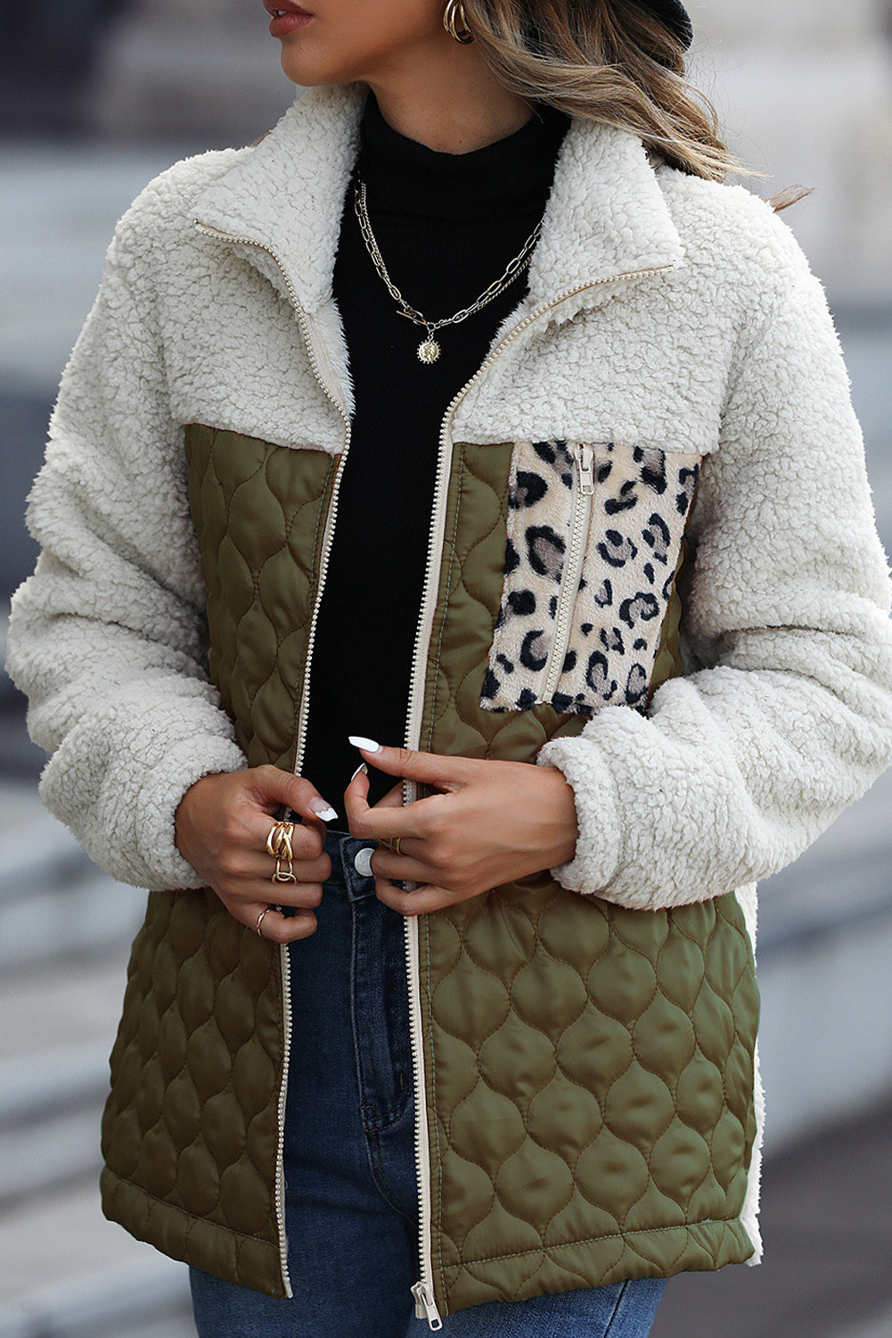 ModeGeist | Zip-Jacke mit Stehkragen aus Sherpa mit Leoparden-Patches