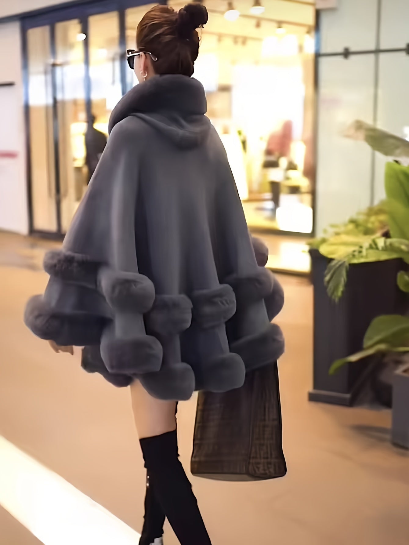 ModeGeist | Oversized Furry Cape Jacke für Frauen