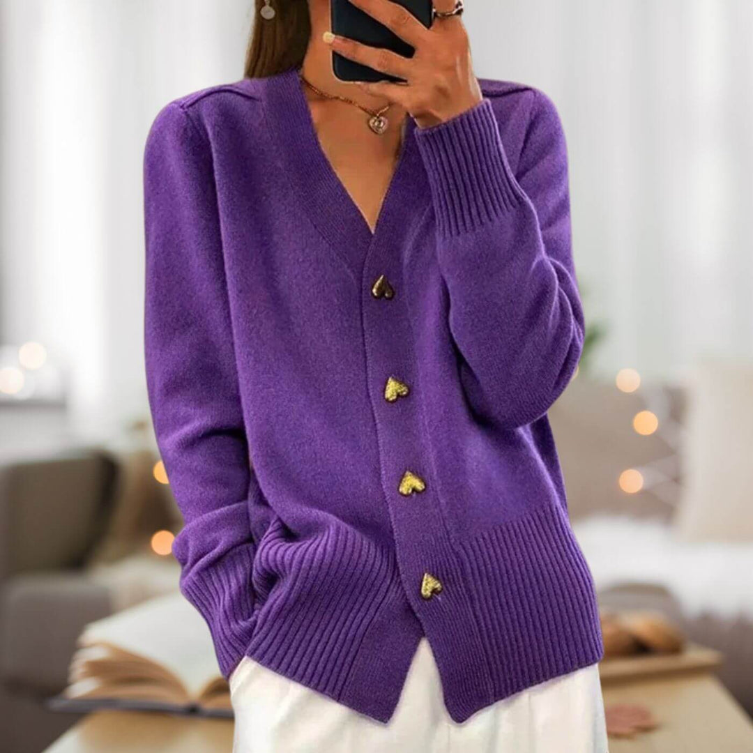 ModeGeist | Strickjacke mit Herzknopf-Akzenten