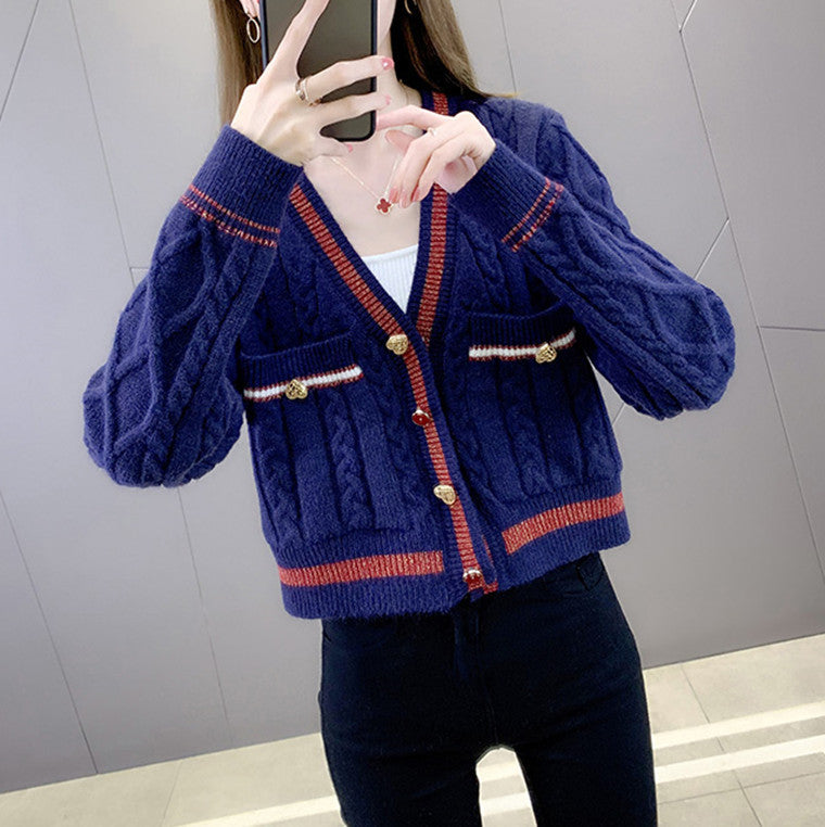 ModeGeist | Kurze Strickjacke Elegant und Modern Kontrastdetails