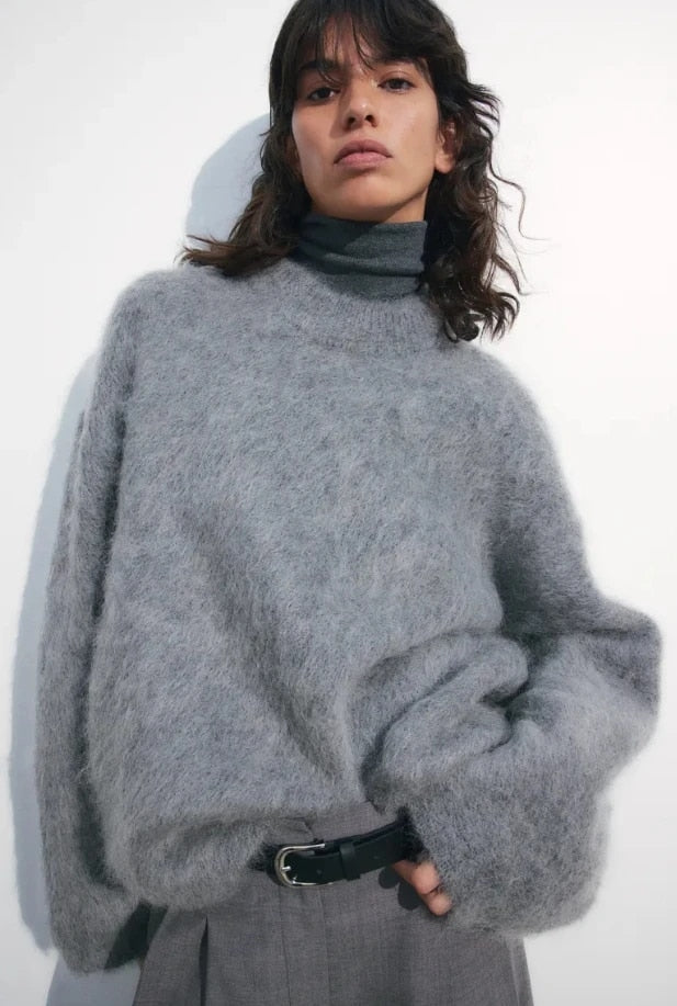 Großer Pullover im modernen Strickdesign