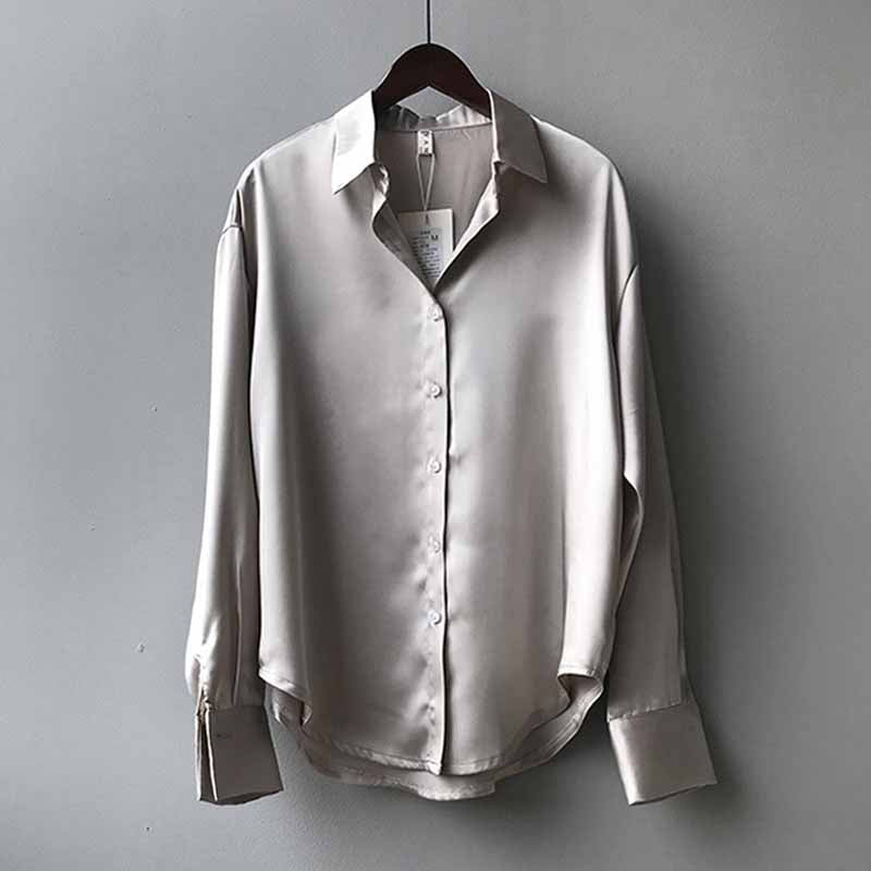 Edle Satinbluse mit langen Ärmeln
