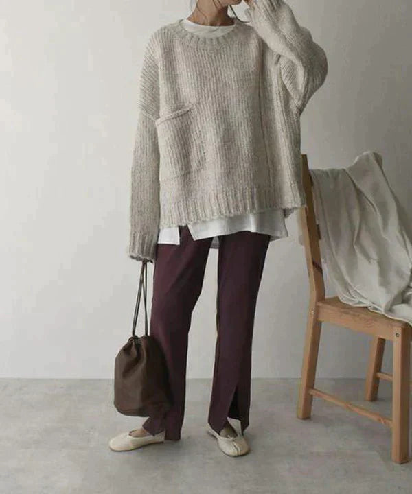 Großer, elfenbeinfarbener Pullover von Emma mit Vordertaschen
