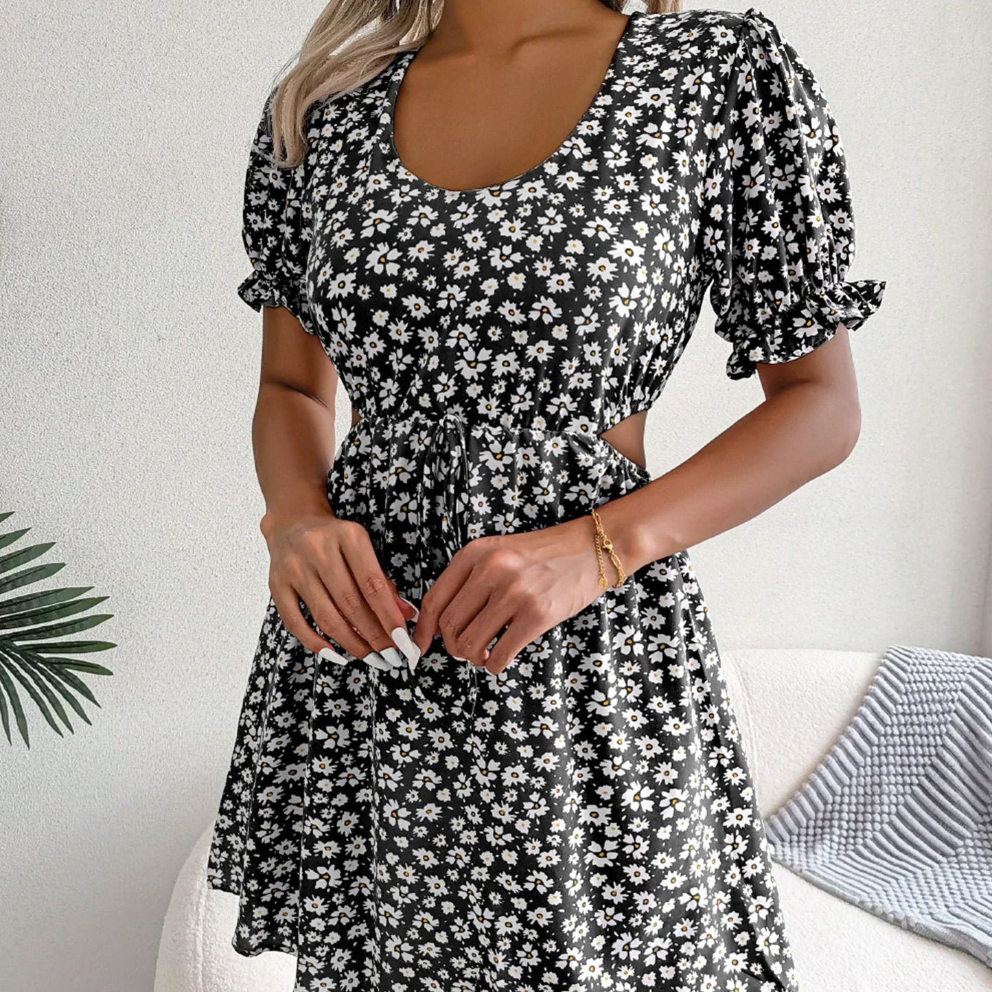 Sophie: Kleid mit V-Ausschnitt und Korsett-Schnürung