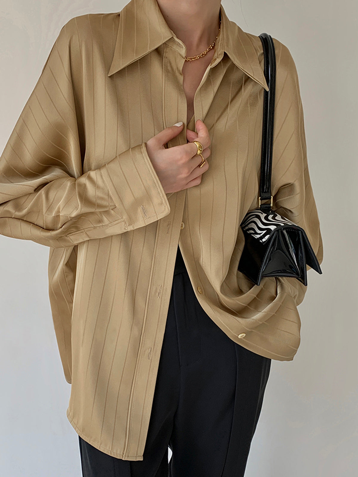 ModeGeist | Satin Hemd mit Ballonärmeln Elegant und Stilvoll Moderner Schnitt