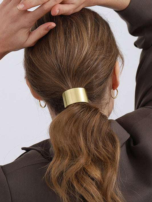 Damen Haarschmuck im Old-Money-Stil
 - Krohn-e
