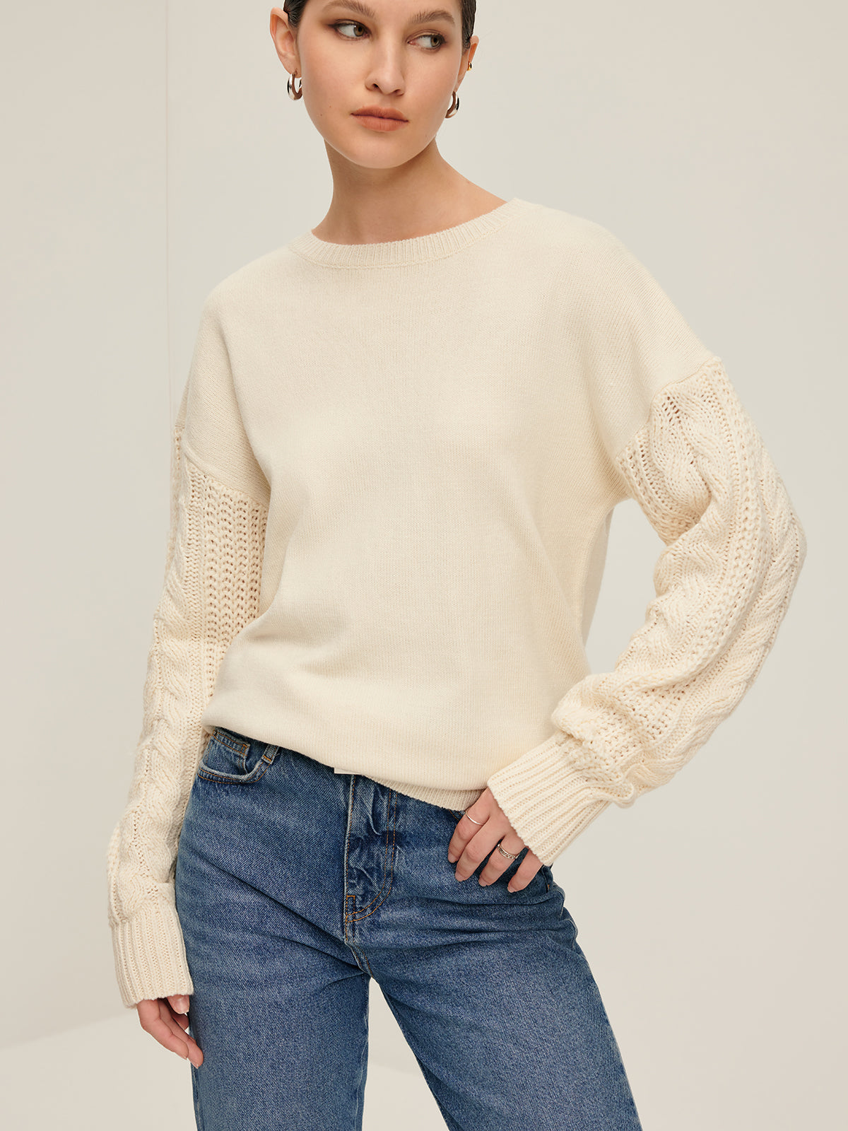 ModeGeist | Strickpullover mit Kabelstrickärmeln Lockere Passform und Moderne Details Bequem und Zeitlos