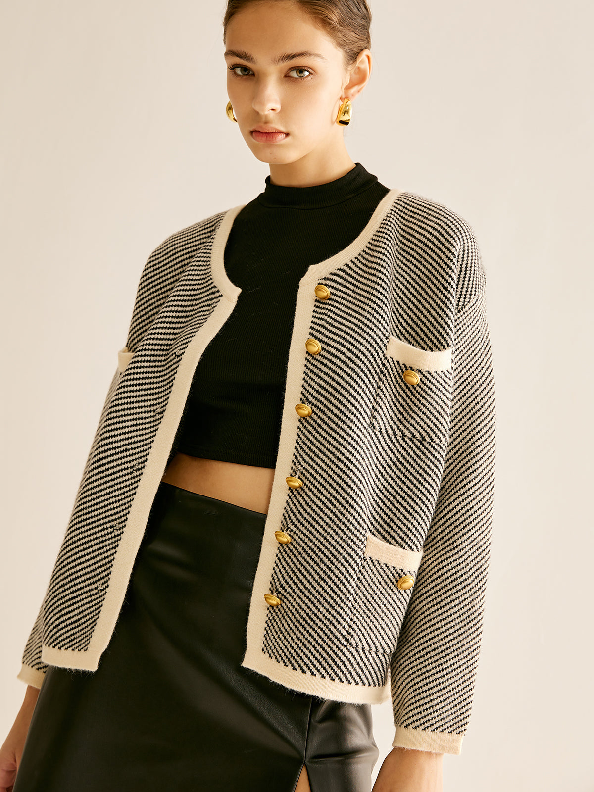 ModeGeist | Tweed Cardigan Kontrastdetails und Goldknöpfe Klassisch und Sophisticated