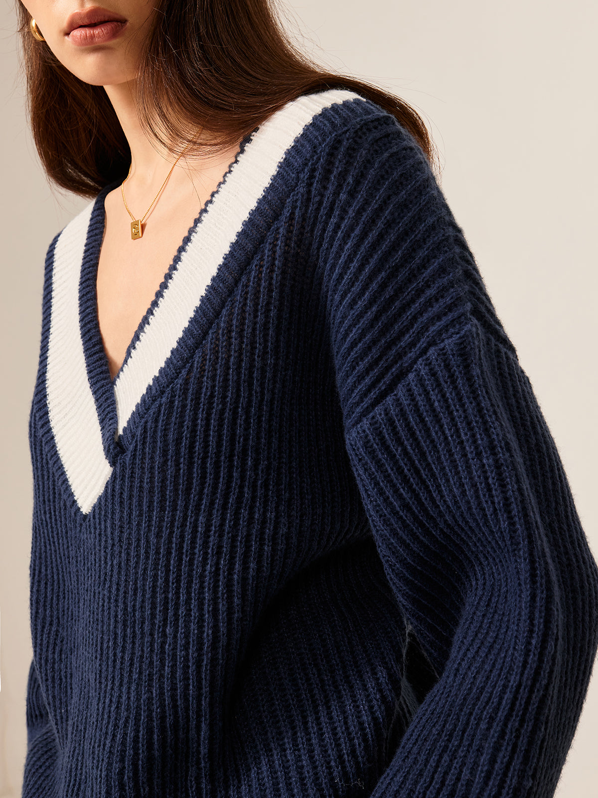 ModeGeist | Off-shoulder Strickbluse Komfortabel und Stilvoll V-ausschnitt Detail