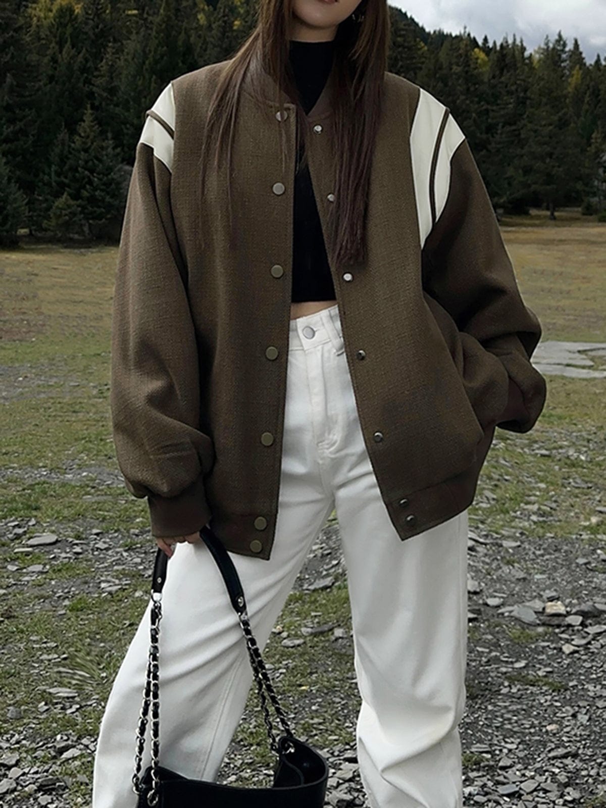ModeGeist | Lässige Varsity Jacke Im Retro Stil mit Gestreiften Ärmeldetails und Gerippten Bündchen