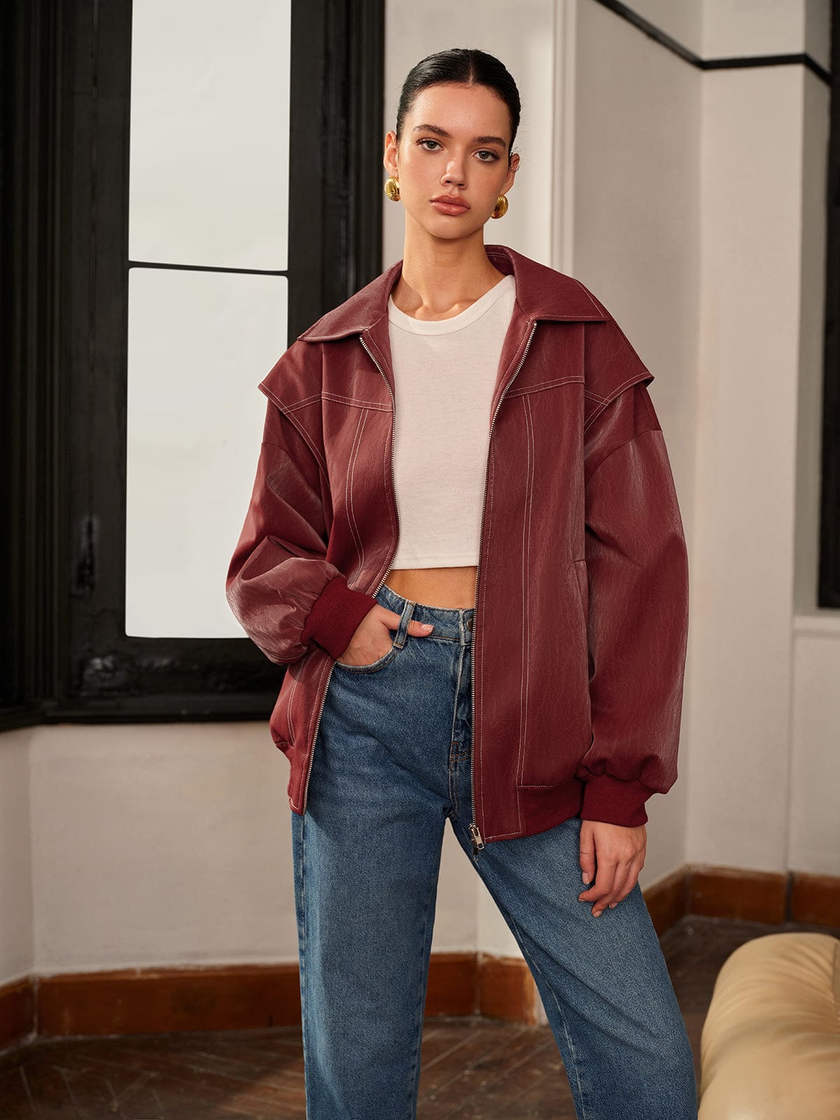 ModeGeist | Bordeauxrote Jacke mit Sportivem Akzent