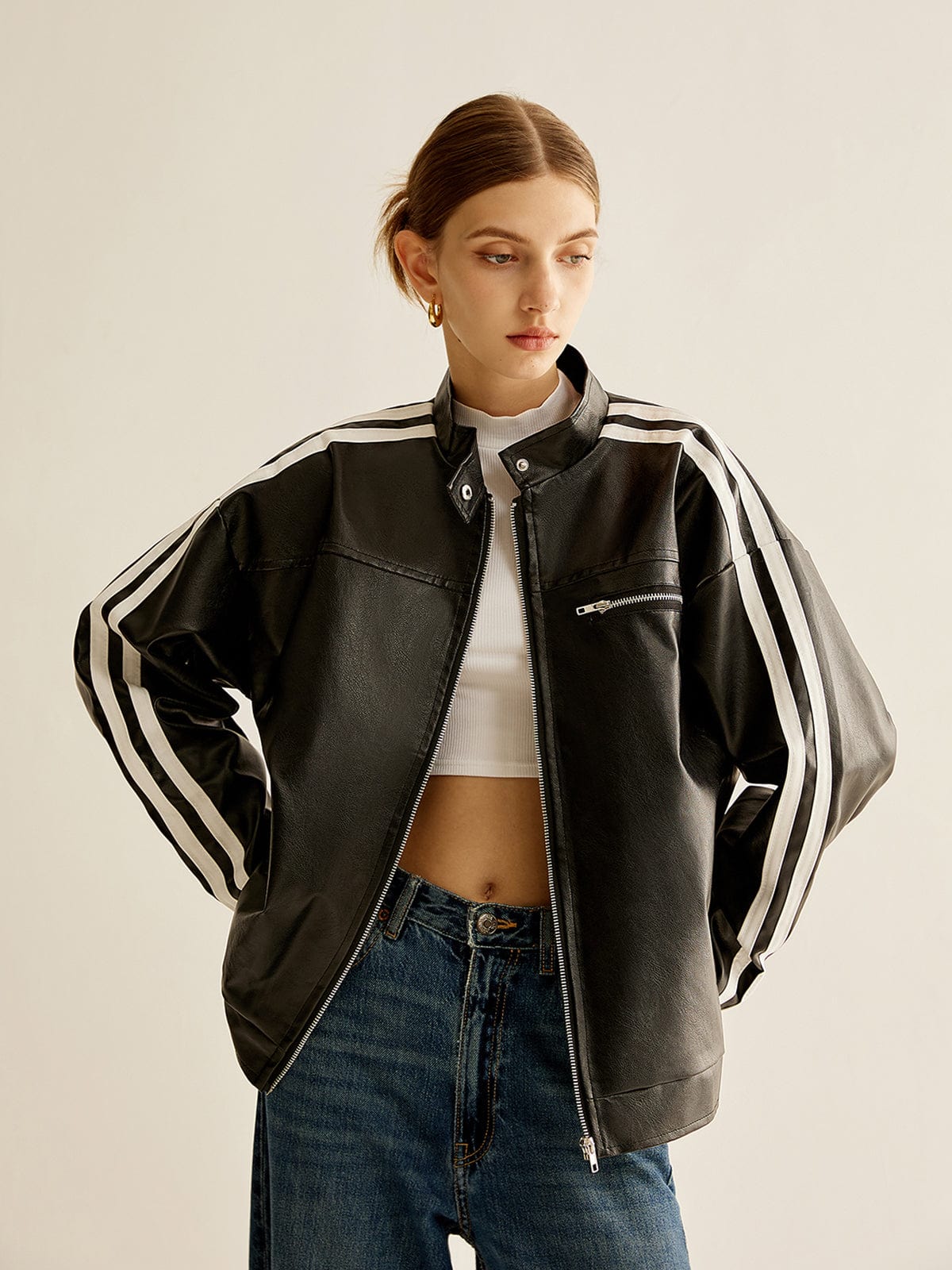 ModeGeist | Schwarze Lederjacke mit Kontraststreifen