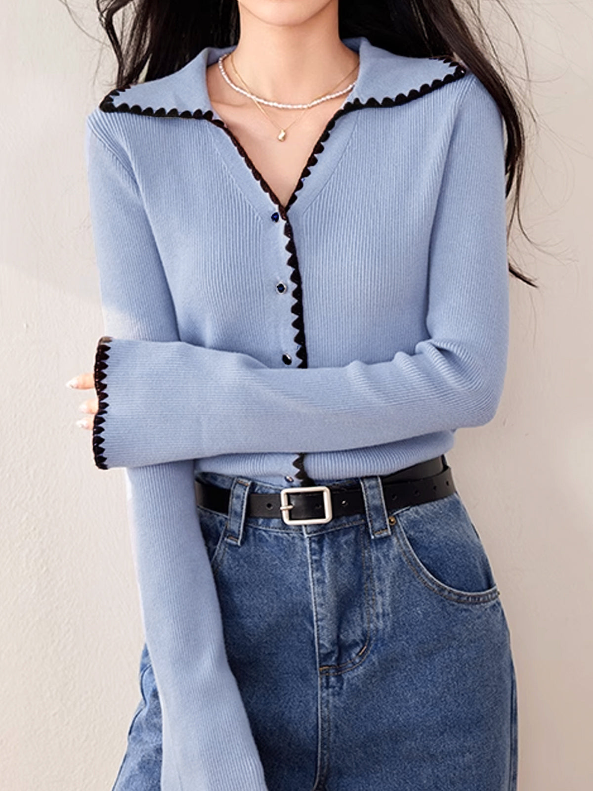 ModeGeist | Cardigan mit Kontrastkante und Rüschendetails Schlanker Schnitt Feminin und Schick