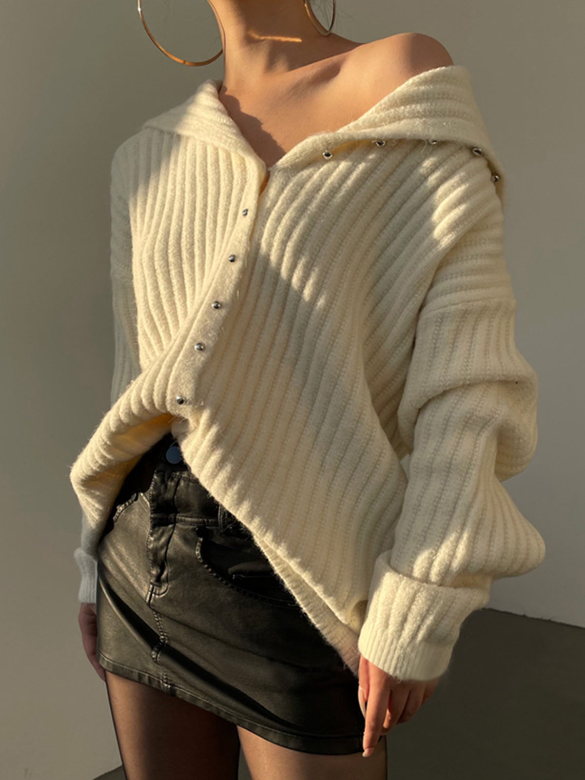 ModeGeist | Off-shoulder Cardigan mit Perlenknöpfen Ribstrick Elegant und Lässig