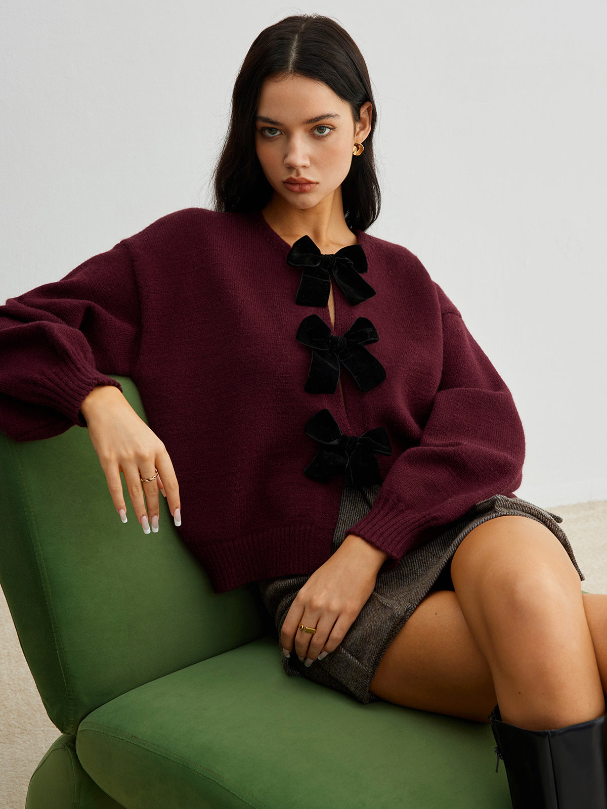 ModeGeist | Strickcardigan mit Samtschleifen Wollmischung Feminin und Modern