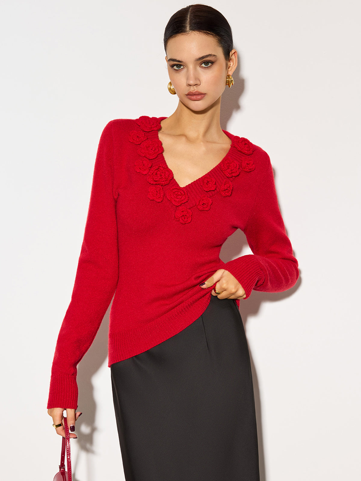ModeGeist | Strickbluse mit Blumen-details V-ausschnitt und Feminine Passform Elegant und Sophisticated