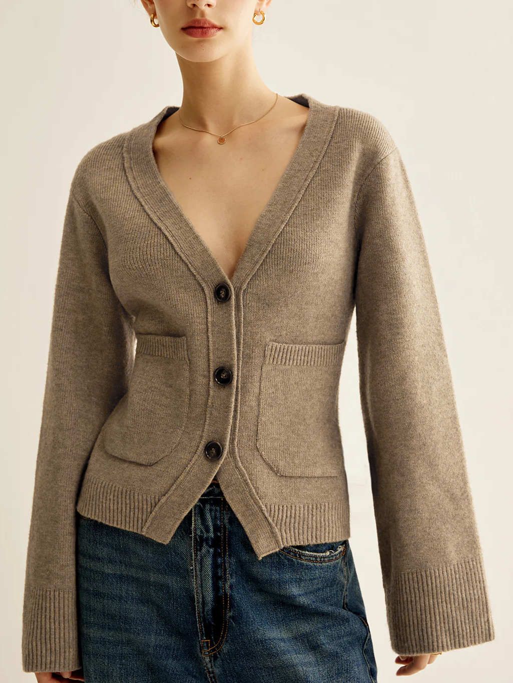 ModeGeist | Strickcardigan mit V-ausschnitt Taschen und Knöpfe Zeitloser Komfort
