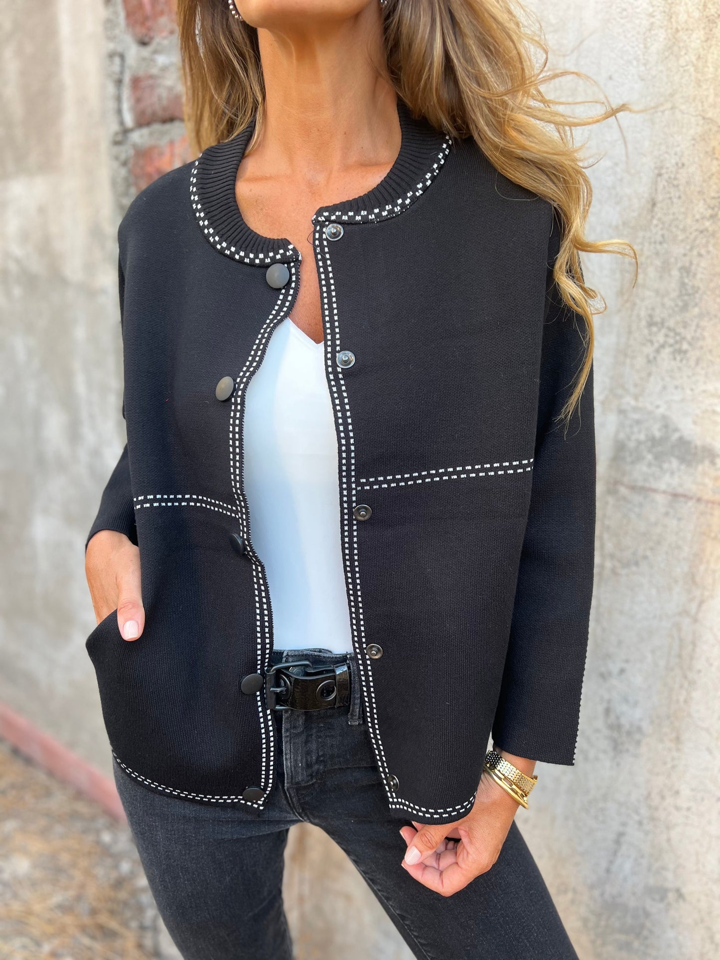 ModeGeist | Kurze Jacke mit Kontrastnähten Rundhals Strukturiert und Elegant