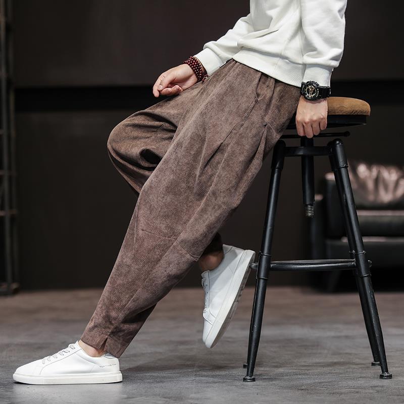 Herrenhose mit weitem Bein und entspannter Passform