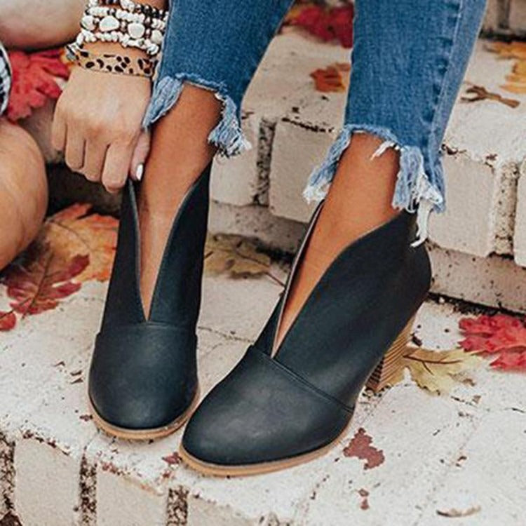 ModeGeist | Ankle Boots - Schlank Spitz - Seitenausschnitt - Gestapelter Blockabsatz - Slip-On