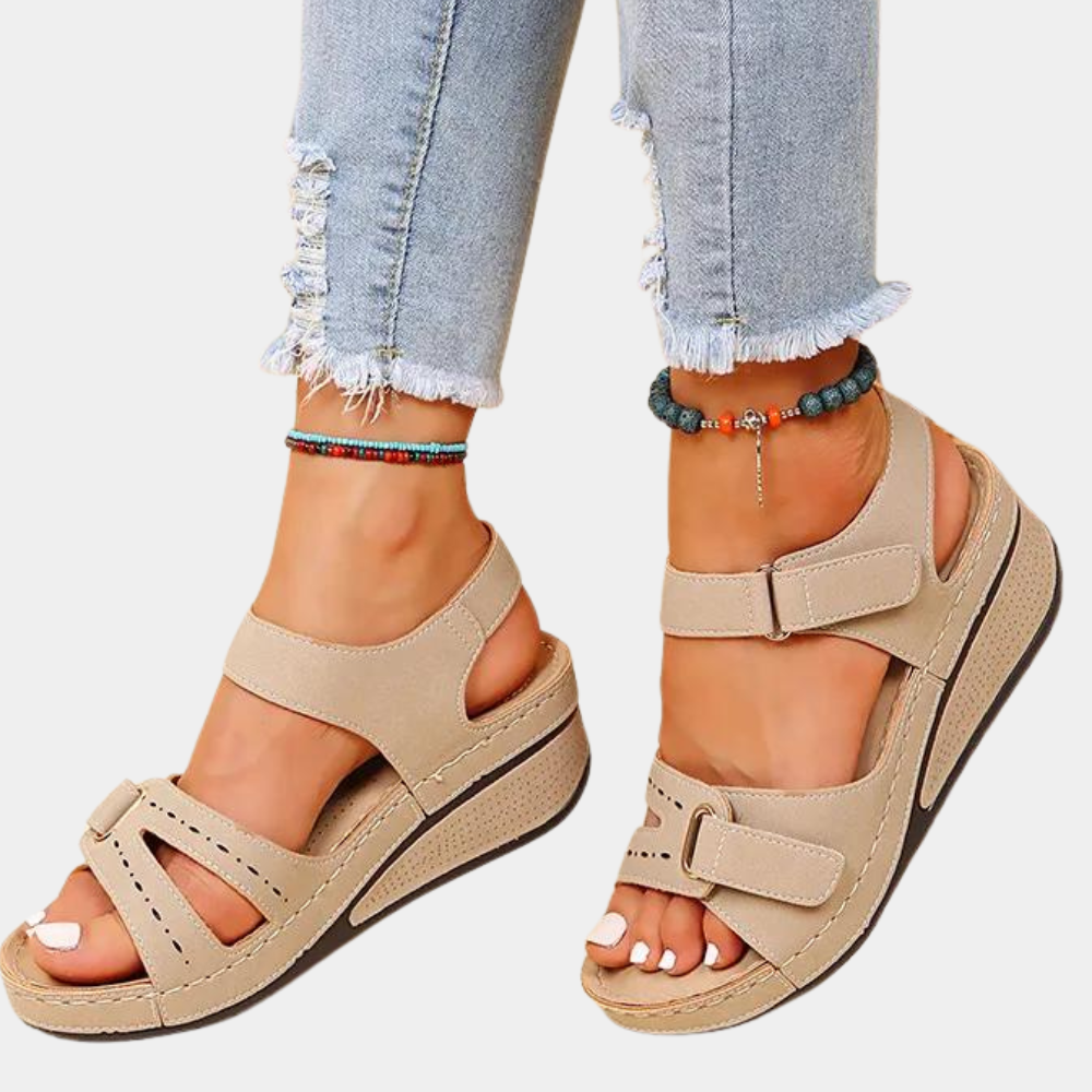 Modische Damensandalen für den Sommer