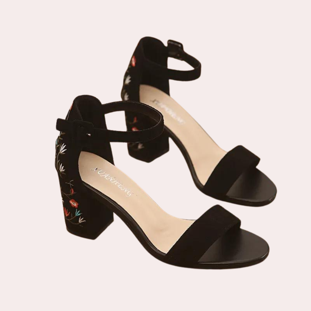 Damen-Sandalen im modischen Blumendesign