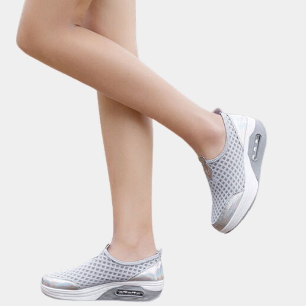 Trendige Damen-Keil-Turnschuhe in luftigem Design