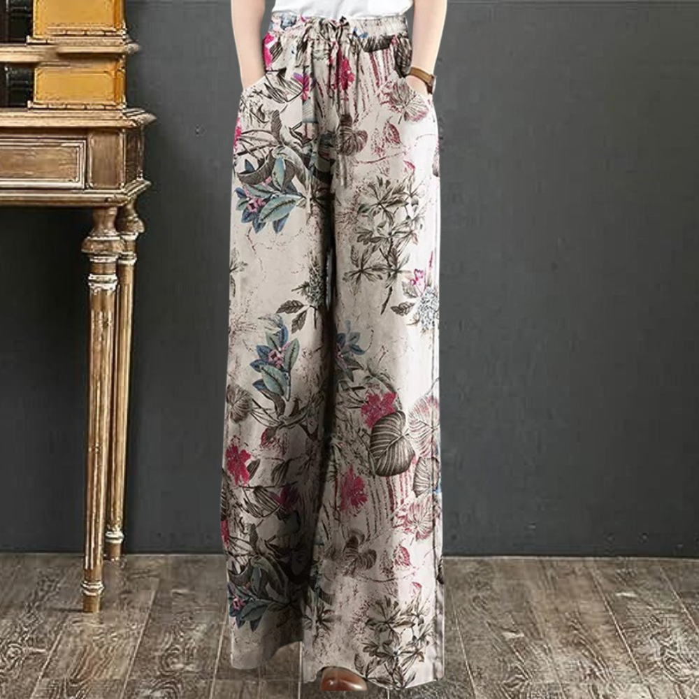 Modische Hose mit weitem Bein und Blumenprint, Modell Kirsi