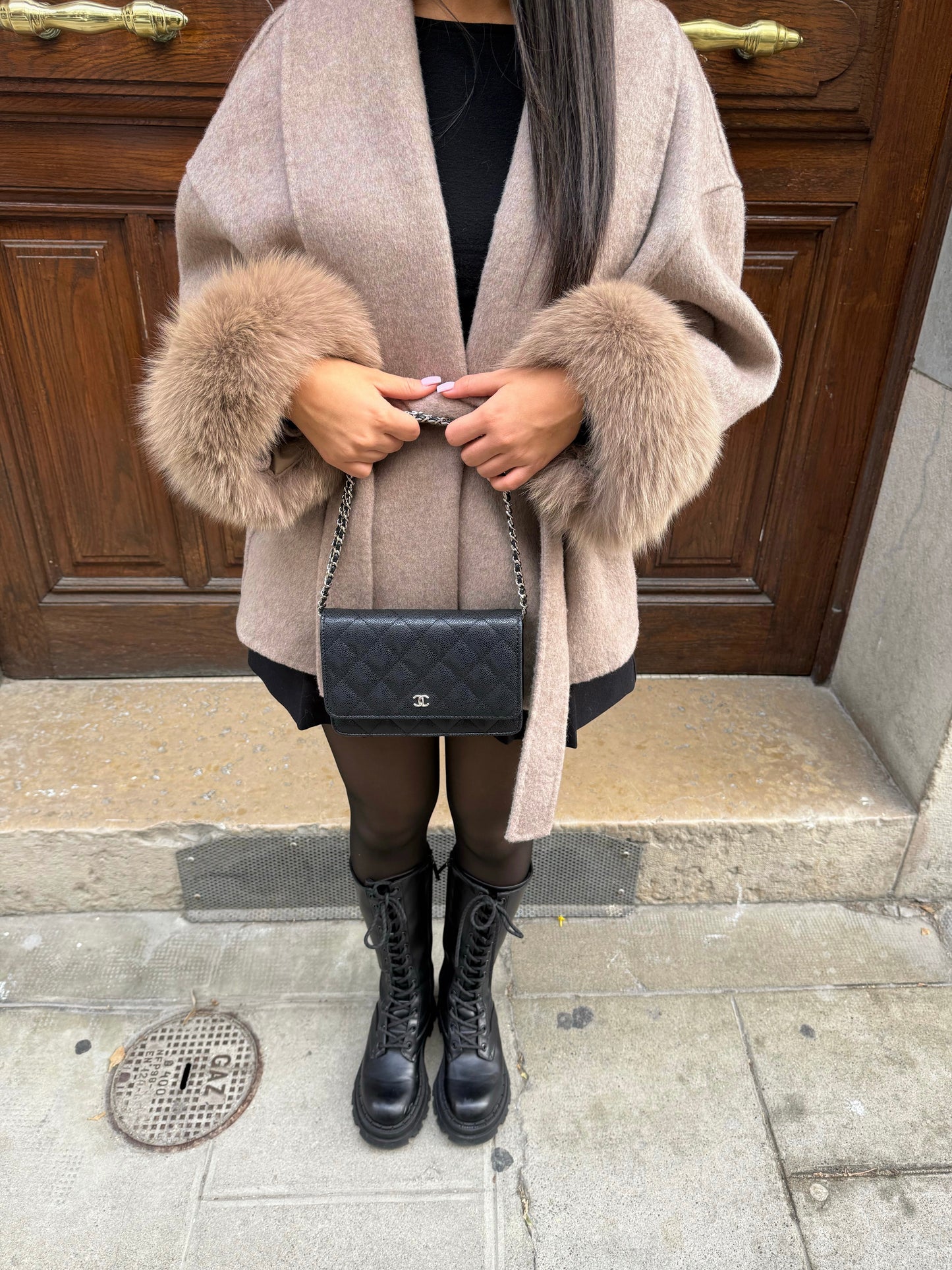 ModeGeist | Wollmantel mit Pelz Manschetten Elegantes Design Warm und Stilvoll